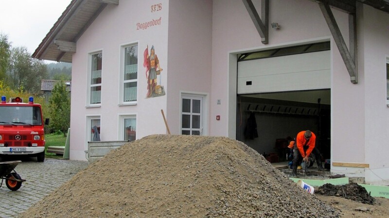 Am Feuerwehrgerätehaus in Voggendorf laufen derzeit die Umbauarbeiten. Eile ist geboten, da schon am Freitag das neue Einsatzfahrzeug ankommen soll.