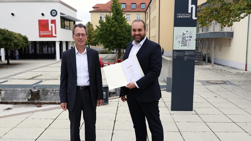 Prof. Dr. Markus Böhm (rechts) erhielt seine Ernennungsurkunde von Hochschulpräsident Prof. Dr. Fritz Pörnbacher.