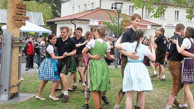 Zum 40-jährigen Jubiläum des Maibaumaufstellens, tanzten die Jugendlichen am Dorfplatz.