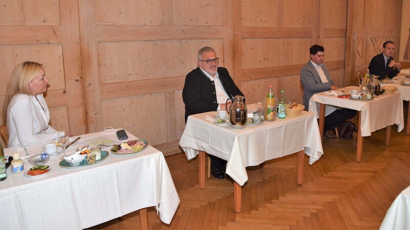 Lebhafte Diskussion (v.l.): Eva-Maria Schmidt (FDP), Erich Irlstorfer (CSU), Karl Ecker (Freie Wähler) und Johannes Huber (AfD).