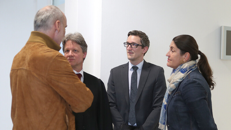 Stefanje Weinmayr mit ihren Anwälten Benno Ziegler (Zweiter von links) und Andreas Feuersinger. Links im Bild Weinmayrs Mann Max