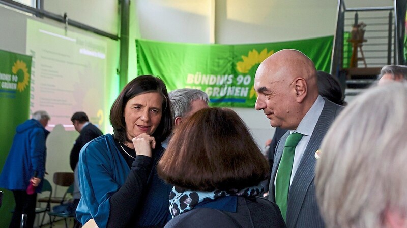 Katrin Göring-Eckardt (links) im Gespräch mit dem Landtagsabgeordneten Jürgen Mistol und Oberbürgermeisterin Gertrud Maltz-Schwarzfischer.