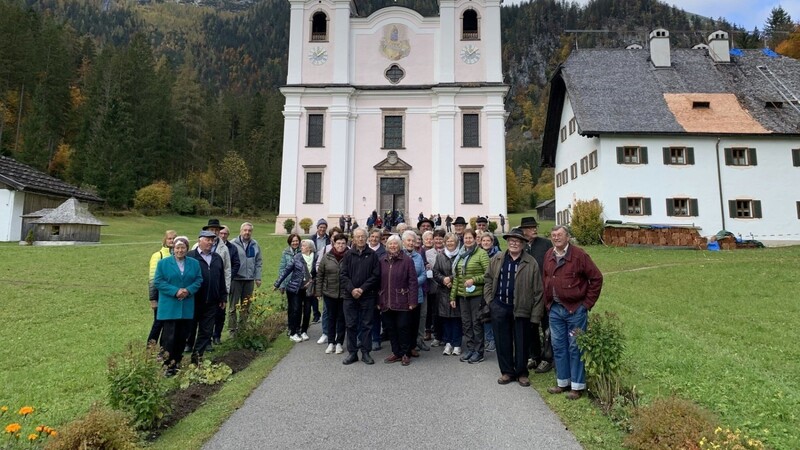 Die Wallfahrergruppe der Marianischen Männerkongregation vor der Kirche in Maria Kirchenthal.