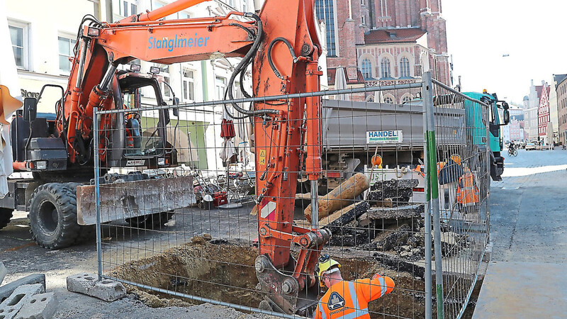 Die Altstadt-Baustelle läuft aktuell nach Plan. Im Vorgriff der Pflasterarbeiten verlegen die Stadtwerke neue Gas- und Wasserleitungen.