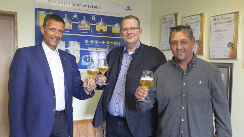 Brauereidirektor Christoph Kämpf (links) und Braumeister Thomas Eichenseher (rechts) informierten MdB Ulrich Lechte über aktuelle Probleme der bayerischen Brauereien.