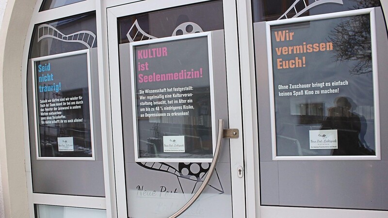 Auch das Kino in Viechtach ist seit Monaten geschlossen. "Wir vermissen Euch!" und "Seid nicht traurig!" ist auf Plakaten zu lesen.