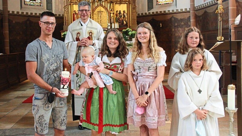 Pfarrer Johann Wutz, Eltern Vanessa und Nico Wallner, Patin Sabrina Schreiner mit Täufling Alice-Jasmin.
