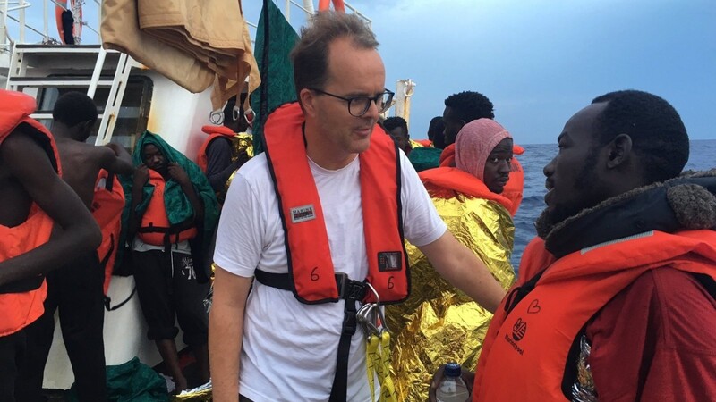 Der SPD-Politiker und Vizepräsident des Bayerischen Landtags, Markus Rinderspacher, unterhält sich an Board des Seenot-Rettungsschiffs "Eleonore" mit einem Flüchtling.