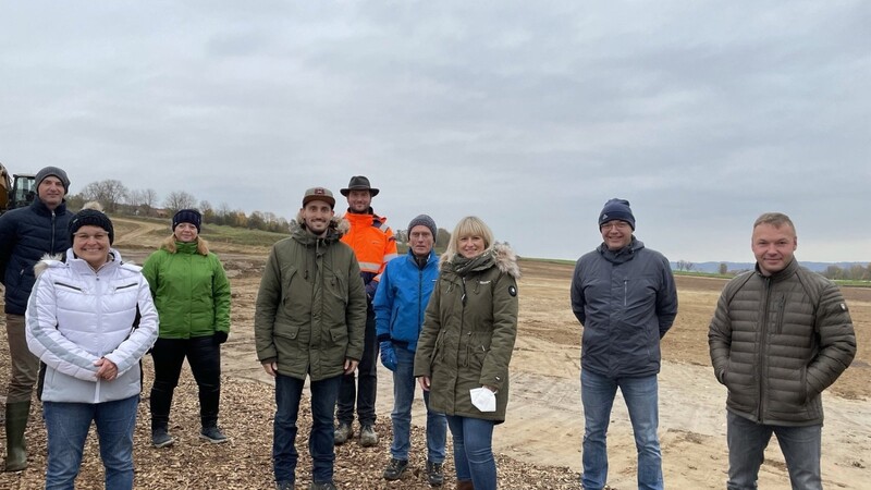 Zweiter Bürgermeister Bernhard Pritscher, FW-Ortsvorsitzende Manuela Bonardi, Dr. Thomas Richter sowie weiter FW-Mitglieder besichtigten die Ausgrabungen.