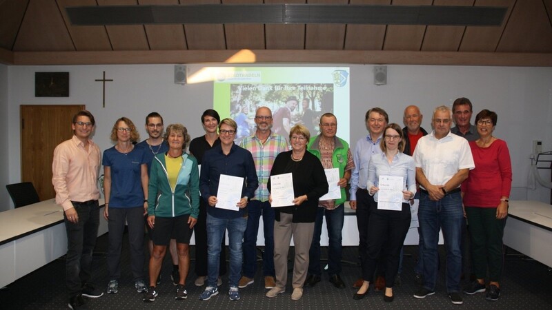 Die Gewinner des Stadtradelns 2022 mit Bürgermeister Andreas Strauß (Mitte), Klimaschutzmanager Thomas Kuntscher (links) sowie einigen Marktgemeinderäten.