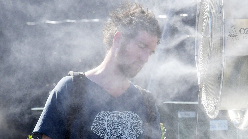 Abkühlung tut Not: ein Fan bei den Australian Open. Klicken Sie sich durch die Fotos aus dem "Heizofen" Melbourne.