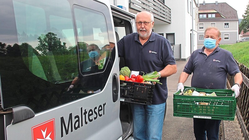 Seit Corona bringt Wolfgang Zwicknagl (links) Lebensmittel zu Bedürftigen, die nicht mobil sind. Vor der Pandemie fuhr er die Bezugsberechtigten aus dem Umland mit dem grauen Malteser-Bus nach Waldmünchen.