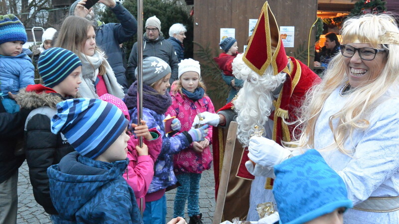 Pünktlich kam der Nikolaus mit seinem Engel vorbei und verteilte kleine Geschenke, die die Kinder mit leuchtenden Augen nahmen.