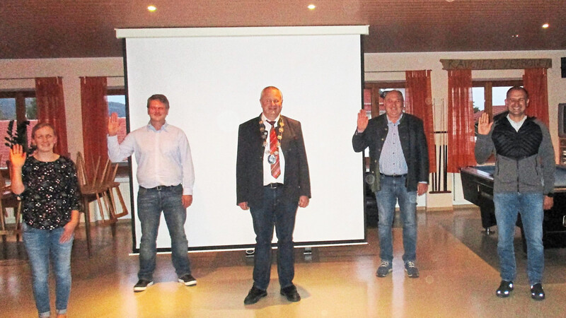 Bürgermeister Anton Piermeier (Mitte) vereidigt die neuen Gemeinderäte von Sankt Englmar (von links) Maria Schötz, Daniel Jonas-Klemm, Reinhold Schötz und Mario Muhr.