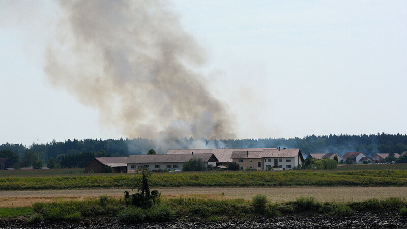 Schwarze Rauchwolken waren am Sonntag über Sophienhof zu sehen, Dort war auf einem Feld ein Feuer ausgebrochen. (Fotos: Ritzinger)