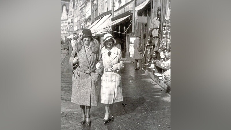 Maria und Therese Metz (links) 1933 in der Altstadt. Mit Hitlers Machtergreifung war für sie die "gute alte Zeit" zu Ende.