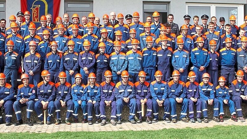 Nur strahlende Gesichter gab es nach einem intensiven Prüfungstag zur Ablegung der Deutschen Jugendleistungsspange bei den jungen Feuerwehranwärtern, ihren Ausbildern, dem Prüfungsteam, Feuerwehrführungskräften und Ehrengästen.