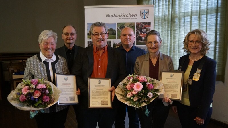 Das Bild zeigt (von links) Hannelore Halmbacher, Zweiten Bürgermeister Erwin Fußeder, Otto Dietrich, Dritten Bürgermeister Georg Eglsoer, Marianne Hiermer und Bürgermeisterin Monika Maier.