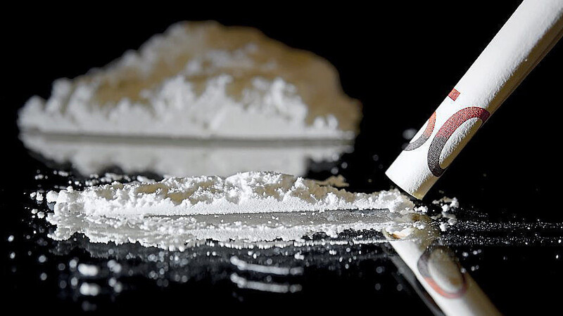 Ein 28-jähriger Albaner war in der vergangenen Woche mit rund zwölf Kilogramm Kokain auf der Autobahn A8 in Richtung Österreich unterwegs. Doch bis dahin kam er nicht. (Symbolbild)