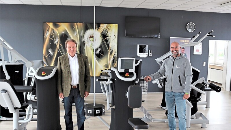 Über die Wiedereröffnung von Fitnessstudios sprachen Landtagsabgeordneter Helmut Radlmeier (l.) und Wolfgang Reiter, Inhaber des my-fit24 Fitness Lofts.