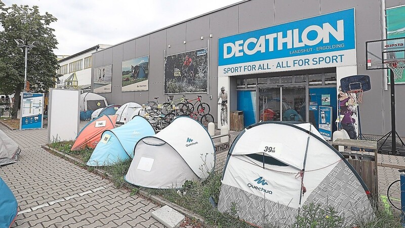 Decathlon will vom aktuellen Standort in Ergolding in den Landshut-Park umziehen und sich dabei um mehr als 50 Prozent vergrößern. Im Stadtrat werden negative Auswirkungen auf den Innenstadt-Handel befürchtet.
