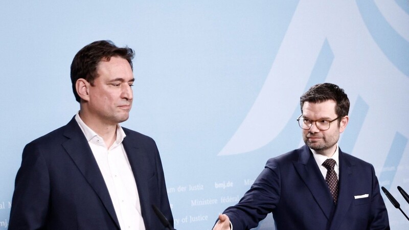 Bundesjustizminister Marco Buschmann (r) streckt Georg Eisenreich die Hand entgegen.