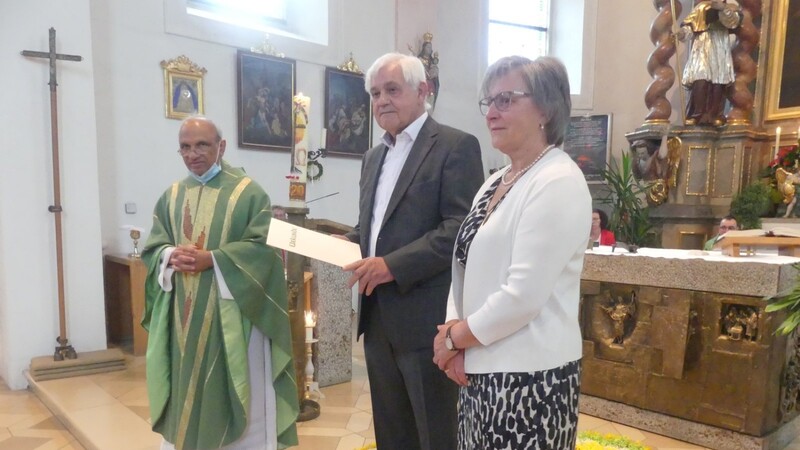 Pater John überreichte eine Dankurkunde von Bischof Rudolf Voderholzer an Lorenz und Angela Eisenreich.