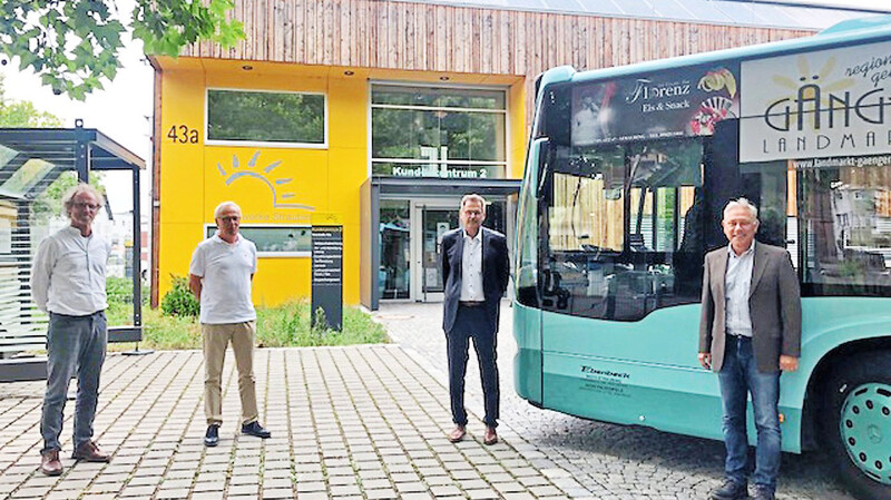 Unterzeichneten den Vertrag über die "Fahrleistungen Stadtbusverkehr" für die nächsten zehn Jahre (v.l.): Clemens von Ruedorffer (Bereichsleiter Verkehr), Helmut Kruczek (Geschäftsführer der Stadtwerke), Busunternehmer Franz Ebenbeck und Bürgermeister Dr. Albert Solleder.