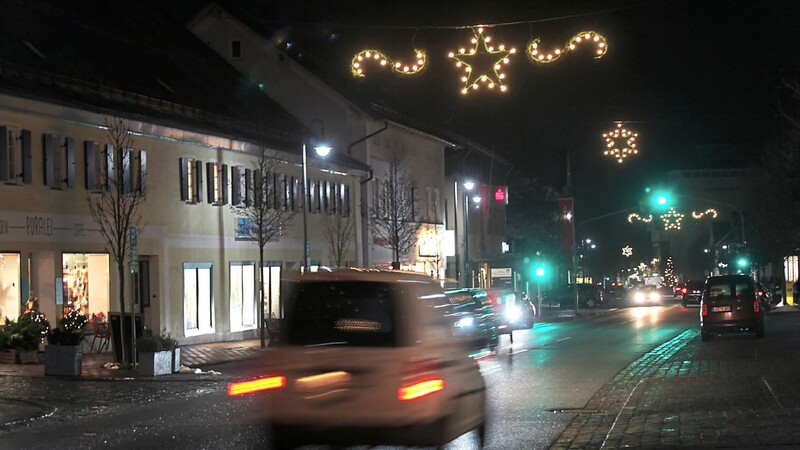 Seit 2021 hat die Stadt die Weihnachtsbeleuchtung auf LED umgestellt. Die Stromkosten pro Saison liegen laut Bürgermeister bei 87 Euro.