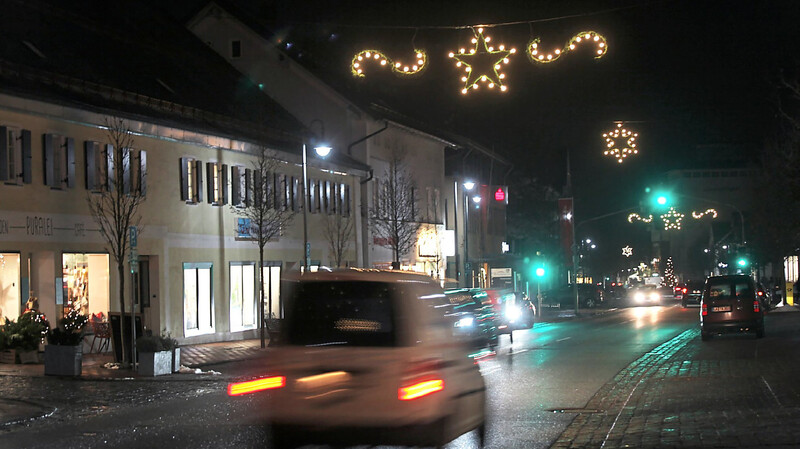 Seit 2021 hat die Stadt die Weihnachtsbeleuchtung auf LED umgestellt. Die Stromkosten pro Saison liegen laut Bürgermeister bei 87 Euro.