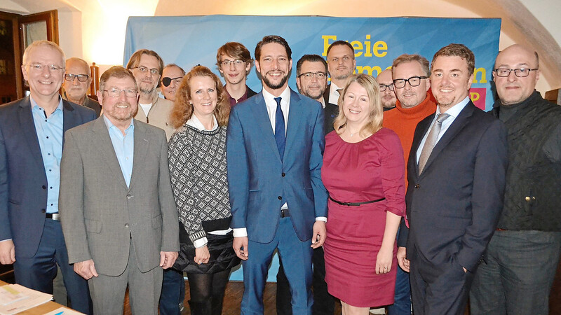 FDP-Kreisvorsitzender Norbert Hoffmann (Mitte) mit seinem neu gewählten Vorstand im "Rieblwirt", wo am Montagabend die Kreishauptversammlung mit Neuwahl stattfand.