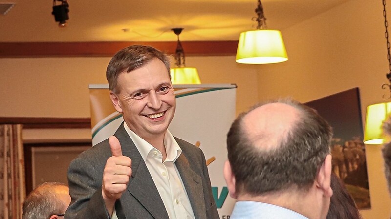 Daumen hoch: Der Kreisverband der Freien Wähler nominierte Tierarzt Dr. Josef Einhellig einstimmig als Landratskandidat.