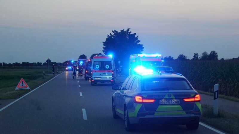 Schwerer Unfall am 22. August auf einer Kreisstraße bei Wörth an der Donau im Landkreis Regensburg. Eine 83-jährige Frau wurde dabei lebensgefährlich verletzt.