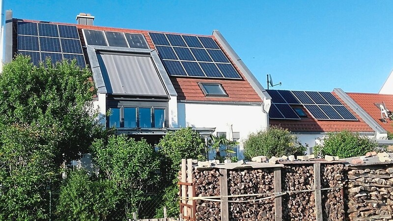 Die PV-Anlagen auf den Dächern des Wohnhauses und der Garage (rechts) von Roland Weiß aus Deuerling und die drei Solarpaneelen für die Warmwasserbereitung (Mitte, oben).