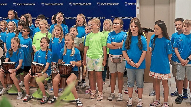 Begrüßungschor der St.-Martin-Grundschule mit Percussion: "Wie schön, dass ihr gekommen seid"