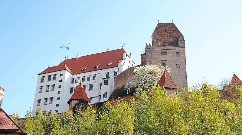 Die Bayernfahne, hier auf einem Archivfoto, wurde am Donnerstagabend vom Dach der Burg Trausnitz gestohlen.