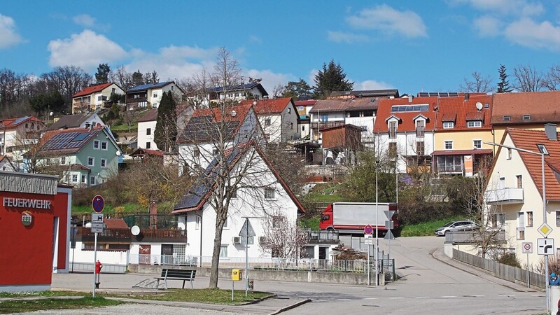 Ein Berg voll Arbeit: die Blöchlbergsiedlung hinter dem Wörther Feuerwehrhaus. Straßen, Kanal und Wasserleitungen sind gar nicht mehr gut beieinander.