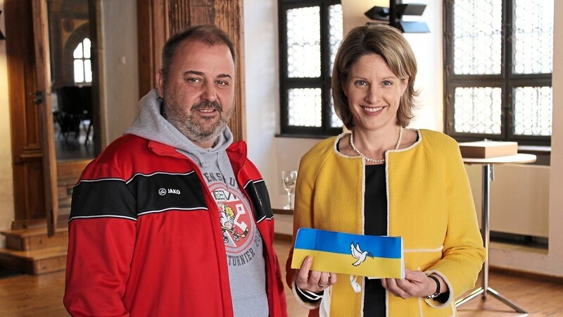 Die Schiedsrichter des internationalen Bambini-Eishockeyturniers überreichten der Bürgermeisterin Astrid Freudenstein (CSU) eine Armbinde in den Farben der Ukraine.