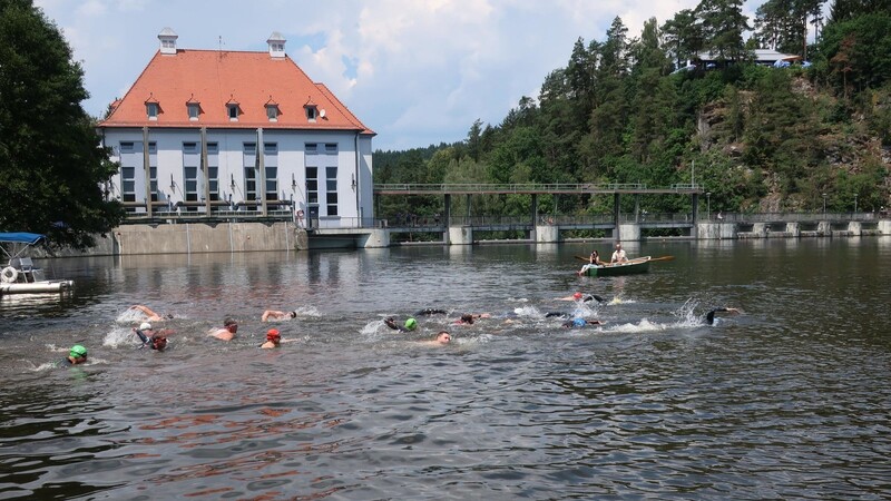 Im Juli 2018 stürzten sich die Wuggi-Triathleten noch tapfer in die Fluten des Höllensteinsees. Heuer muss sich jeder selbst seinen "Traum-Triathlon" zusammenstellen.