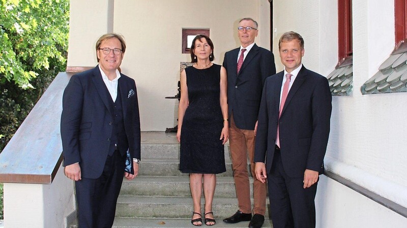 Nach der Preisverleihung am Vormittag führte das Ehepaar Finkl Bezirkstagspräsident Dr. Olaf Heinrich (r.) und Vizepräsident Dr. Thomas Pröckl (l.) durch sein Haus.