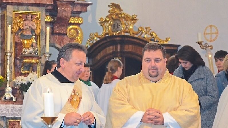 Der neu geweihte Diakon Klaus Berger (r.) mit seinem Festprediger, Kollegen und Schwiegervater, Josef Schlecht.