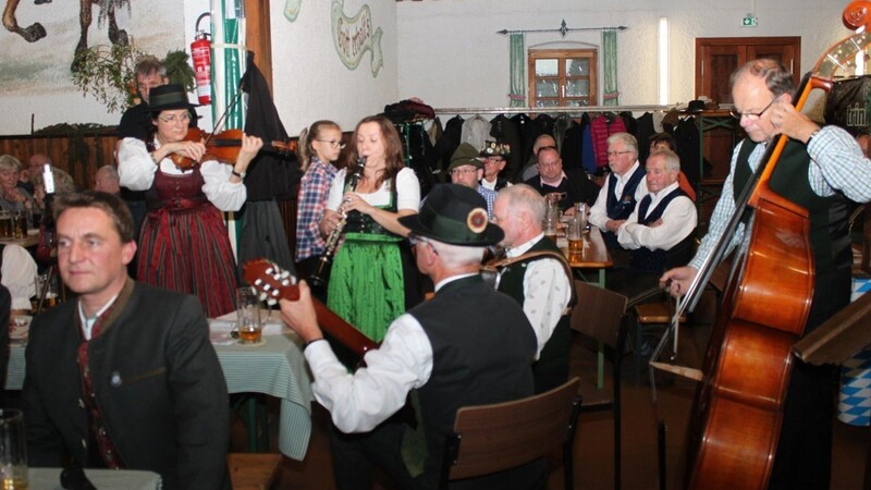 Musiker aus der Partnerstadt Judenburg in Österreich waren mehrmals zu Gast beim Volksmusiktreffen "Hoamzua". Heuer kann diese Veranstaltung nicht stattfinden.