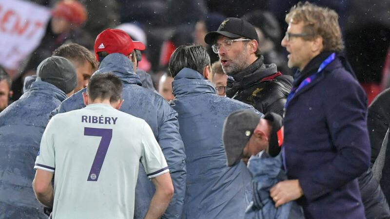 Gesprächsbedarf: Bayern-Trainer Niko Kovac (Mi.) und Liverpool-Teammanager Jürgen Klopp (2.v.re.).