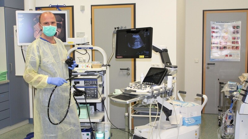 Chefarzt PD Dr. Gülberg am neuen Endosonographie-Gerät im Chamer Krankenhaus.