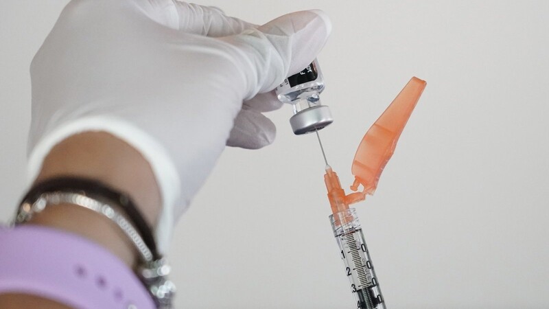 In Deutschland wie auch in anderen Ländern Europas werden bereits Auffrischungsimpfungen gegen das Coronavirus verabreicht.