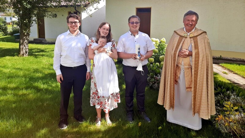 Johannes Simon Bauer mit seinen Eltern und dem Taufpaten (li.), rechts Taufspender Pfarrer Dr. Tauer