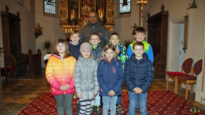 Acht Kinder bereiten sich auf ihre Erstkommunion vor.