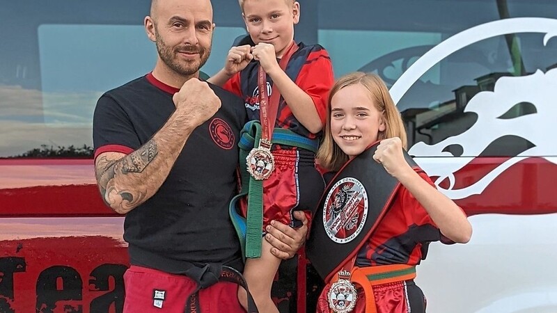 Lea Dettenhofer mit ihrem Bruder Maximilian und Trainer Fabian Hili. Die 12-jährige Barbingerin holte sich den Weltmeistertitel im Kickboxen in ihrer Gewichtsklasse.