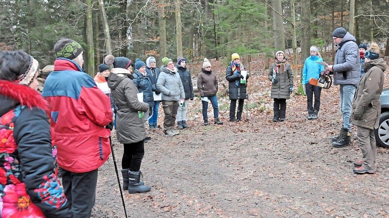 Sicherheitsberater Peter Dirscherl von der SVLFG informierte rund 20 Frauen beim Waldbegang über Gefahren bei der Waldarbeit und die Sicherheitsvorschriften.