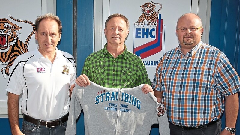 Der neue EHC-Trainer Peter Faika (M.) mit dem stellvertretenden Vorsitzenden Ralf Zwickl (l.) und Schatzmeister Rudi Landstorfer. (Foto: Schaffrath)